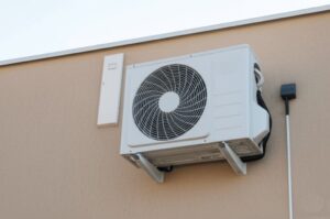 Expert technician installing a new air conditioner unit in Tabuk, Saudi Arabia, ensuring a safe and efficient setup